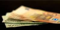 Zwei Hundert- und zwei Fünfzig-Euro-Scheine übereinander liegend